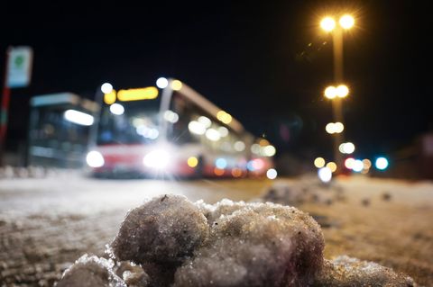 Im ÖPNV kommt es wegen des Wetters zu Verspätungen und Ausfällen. Foto: Christian Charisius/dpa