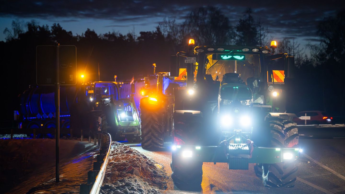 Bei Kremmen blockierten knapp eine Handvoll Traktoren die Auffahrt. Foto: Soeren Stache/dpa