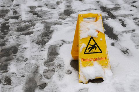Wer bei Glatteis nicht räumt und streut, geht ein Risiko ein (Symbolbild)