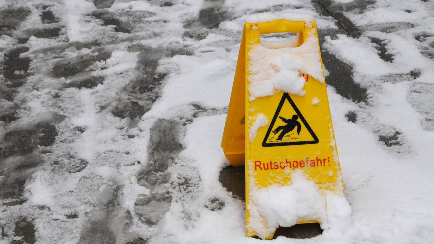 Winterwetter: Auf Glatteis gestürzt? Wer Schuld hat und wer haften muss