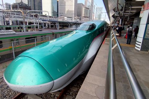 Ein Shinkansen im Bahnhof