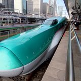 Ein Shinkansen im Bahnhof