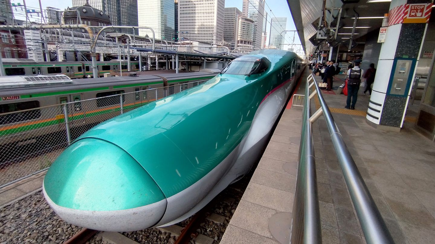 Ein Shinkansen im Bahnhof