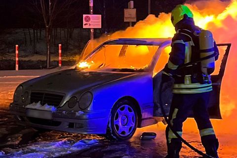Ein Auto brennt - zuvor wurde während des Tankens in der Nähe geraucht. Foto: Polizei Oberhausen/dpa