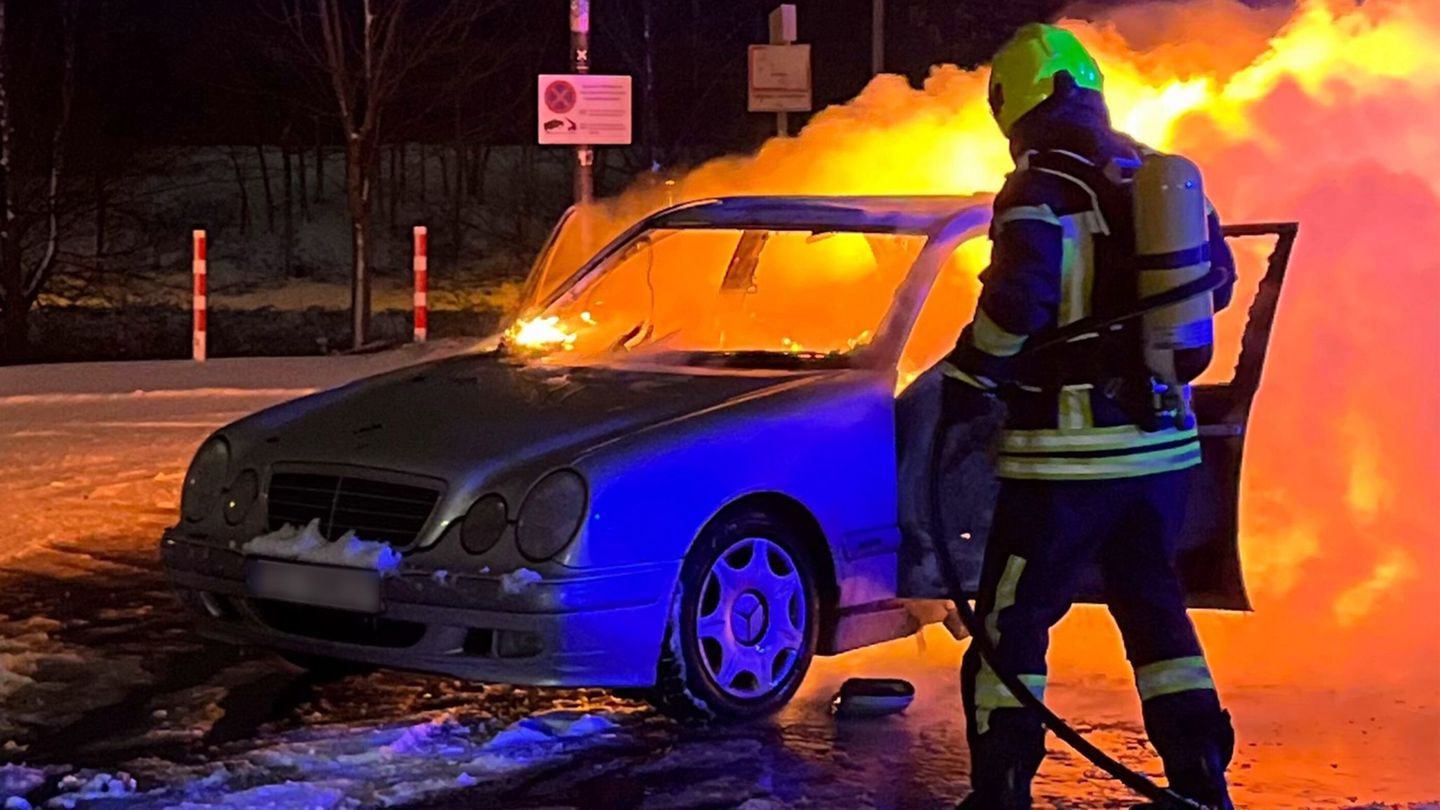 Ein Auto brennt - zuvor wurde während des Tankens in der Nähe geraucht. Foto: Polizei Oberhausen/dpa