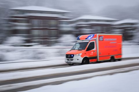 Die Fußgängerin starb im Krankenhaus an ihren Verletzungen. (Symbolbild) Foto: Christian Charisius/dpa