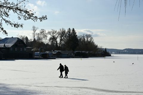 Menschen auf einem zugefrorenen See