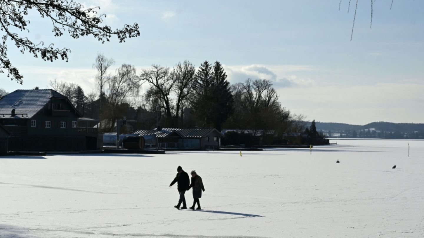 Menschen auf einem zugefrorenen See