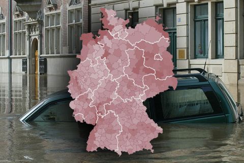 Symbolbild Klimarisikoindex: Deutschlandkarte und im Wasser versunkenes Auto