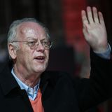 Rudolf Scharping (SPD), von 1991 bis 1994 Ministerpräsident von Rheinland-Pfalz und von 1998 bis 2002 Bundesverteidigungsminister, stolpert 2001 über Homestory-Fotos, die ihn mit seiner neuen Lebensgefährtin im Swimmingpool auf Mallorca zeigen. Die "Bunte" veröffentlicht die Bilder zu einer Zeit, in der die Regierung über die Entsendung deutscher Soldaten nach Mazedonien entscheiden muss. Von da an wird Scharping in der Öffentlichkeit besonders kritisch beäugt. Die Mallorca-Affäre ist schließlich einer von mehreren Gründen für Scharpings Entlassung im Juli 2002