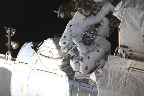 Matthias Maurer (oben), deutscher ESA-Astronaut, und Raja Chari, US-amerikanischer NASA-Astronaut, arbeiteten 2022 während eines