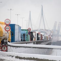 Die Köhlbrandbrücke ist wegen starken Schneefalls zunächst gesperrt. (Archivbild) Foto: Daniel Reinhardt/dpa