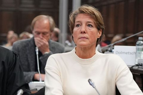 Christina Block beim Prozess im Gerichtssaal, im Hintergrund ihr Lebensgefährte Gerhard Delling