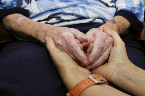 Symbolbild Erbe: Zwei Hände einer jüngeren Person umschließen die einer älteren
