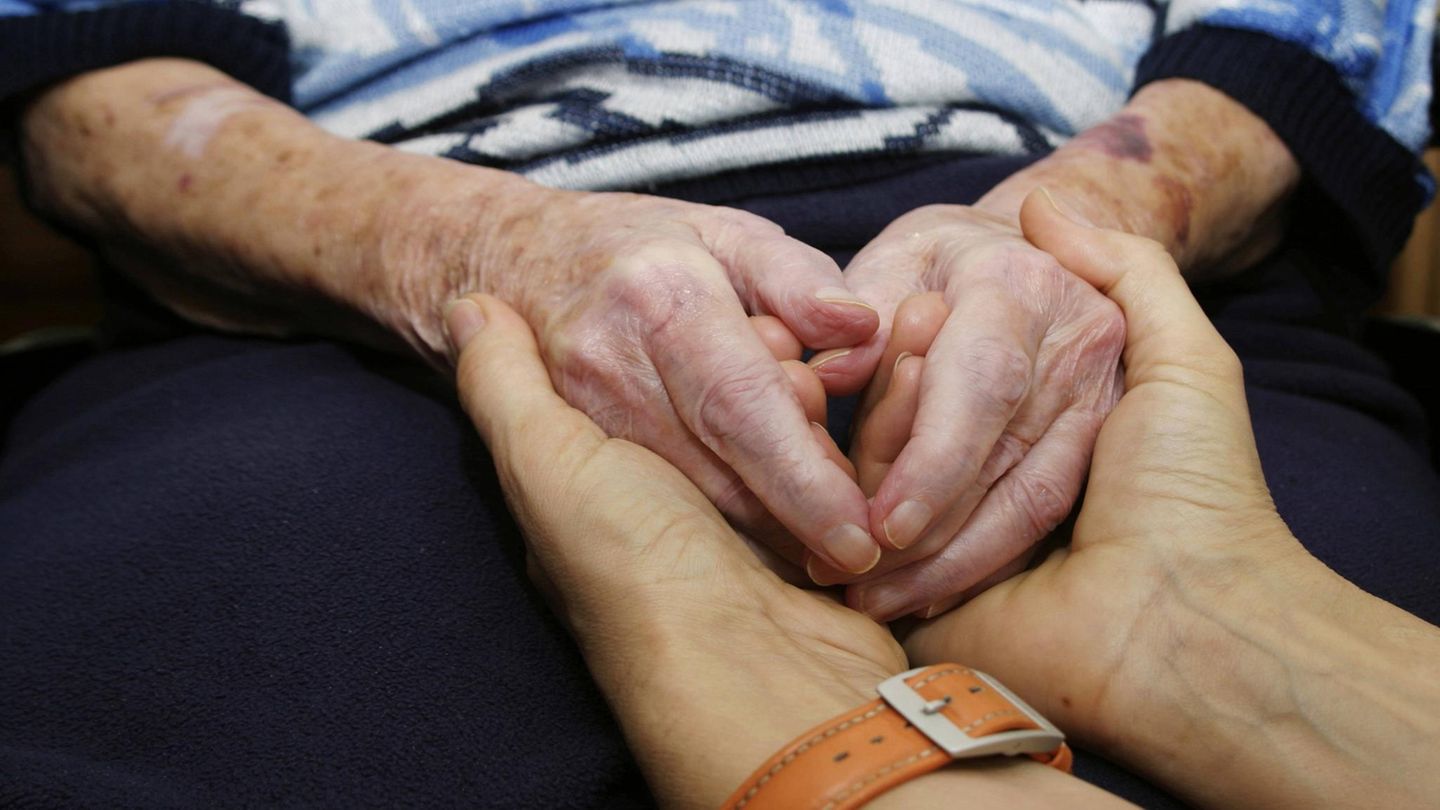 Symbolbild Erbe: Zwei Hände einer jüngeren Person umschließen die einer älteren