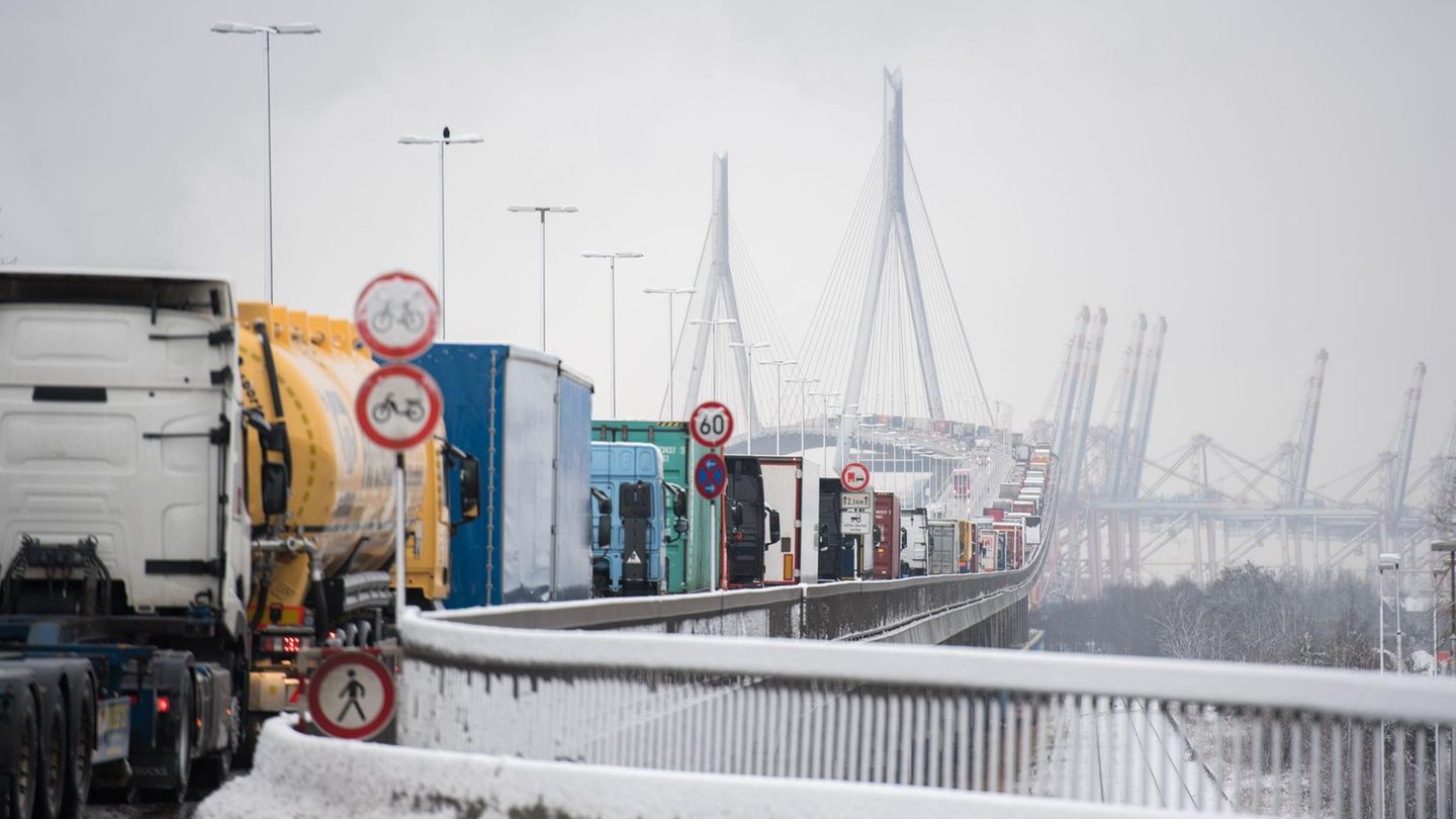 Winterwetter: Starker Schneefall in Hamburg – Köhlbrandbrücke gesperrt