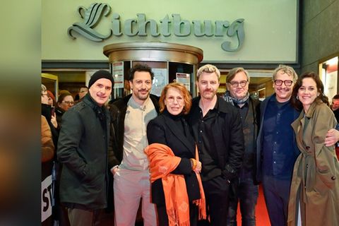 Gaby Dohm umgeben von ihren "Extrawurst"-Kollegen.