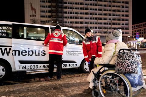 Lisa Wiedemann und Sebastian Ulm suchen Menschen auf, die trotz Kälte auf der Straße sind. Foto: Michael Ukas/dpa