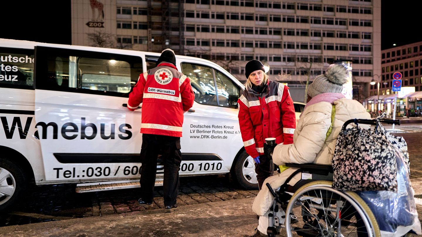 Lisa Wiedemann und Sebastian Ulm suchen Menschen auf, die trotz Kälte auf der Straße sind. Foto: Michael Ukas/dpa