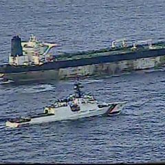 Ein Schiff der US-Küstenwache eskortiert den gekaperten russischen Tanker