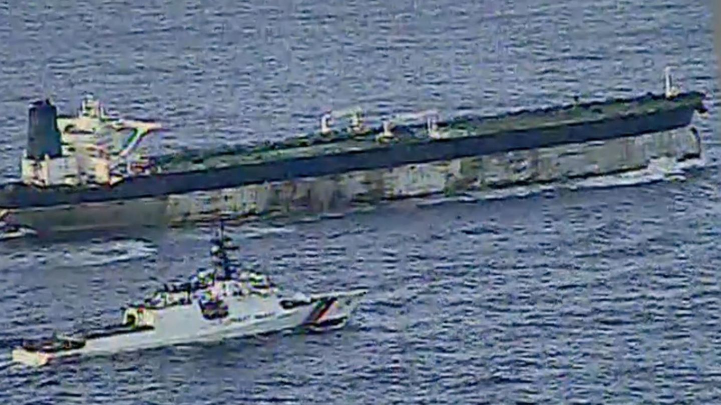 Ein Schiff der US-Küstenwache eskortiert den gekaperten russischen Tanker