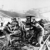 Schneekatastrophe DDR-Arbeiten legen Schienen frei