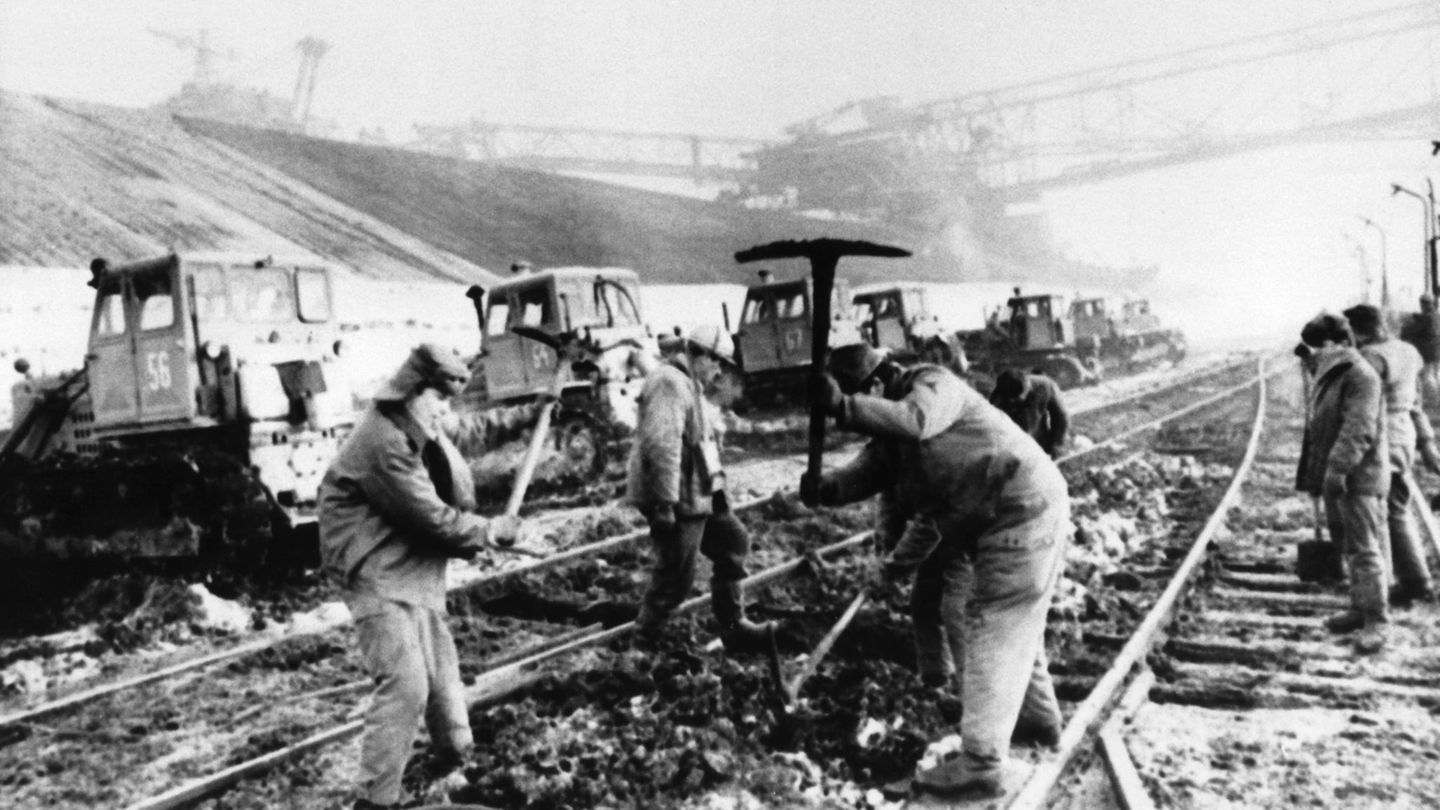 Schneekatastrophe DDR-Arbeiten legen Schienen frei