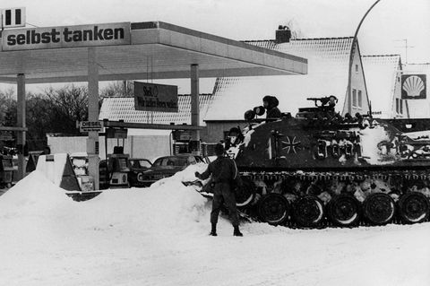 Schneekatastrophe Panzer an einer Tanzstelle