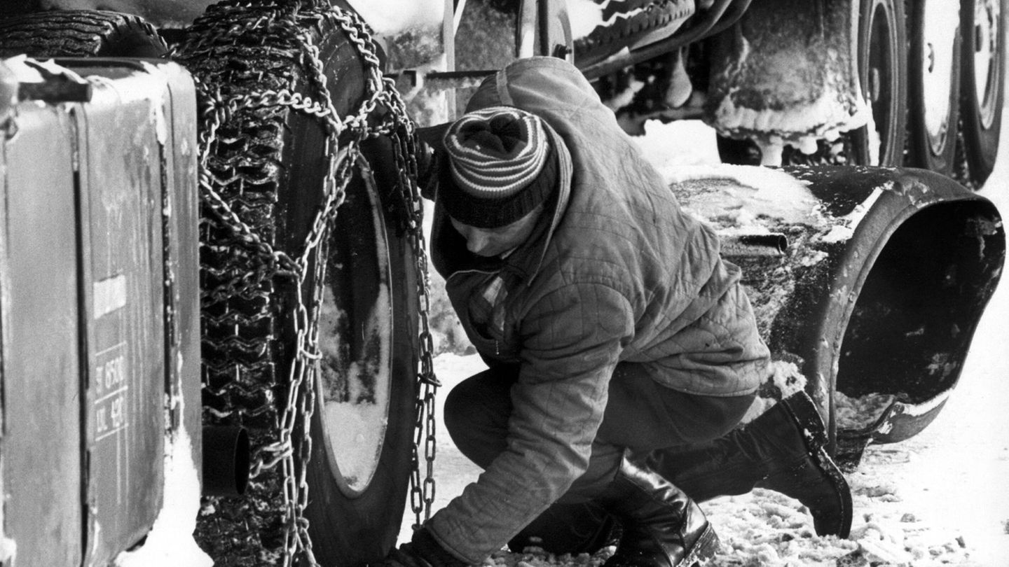 Schneekatastrophe LKW mit Schneeketten