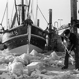 Schneekatastrophe Hafen mit Schiffen im Eis