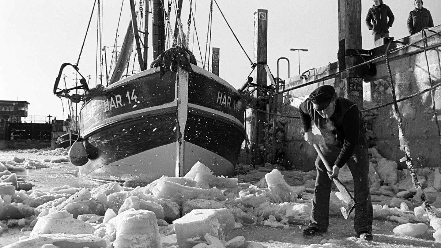Schneekatastrophe Hafen mit Schiffen im Eis