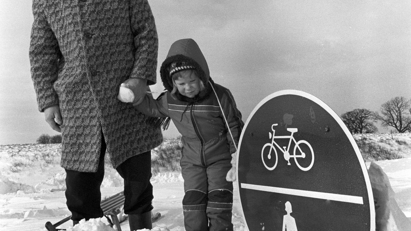 Schneekatastrophe Schild im Schnee versunken