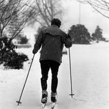 Schneekatastrophe  Mann auf Langlaufskiern