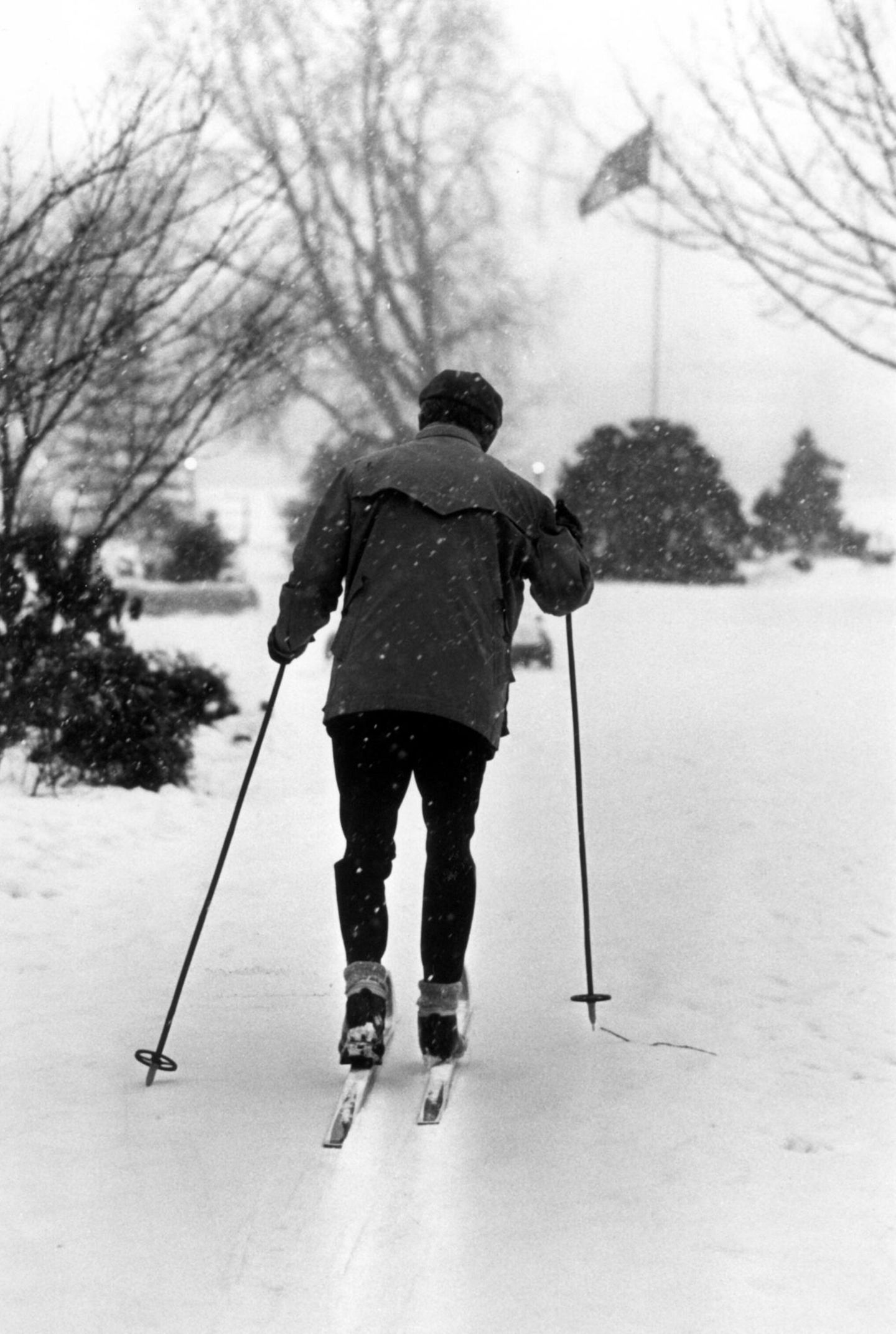 Schneekatastrophe  Mann auf Langlaufskiern