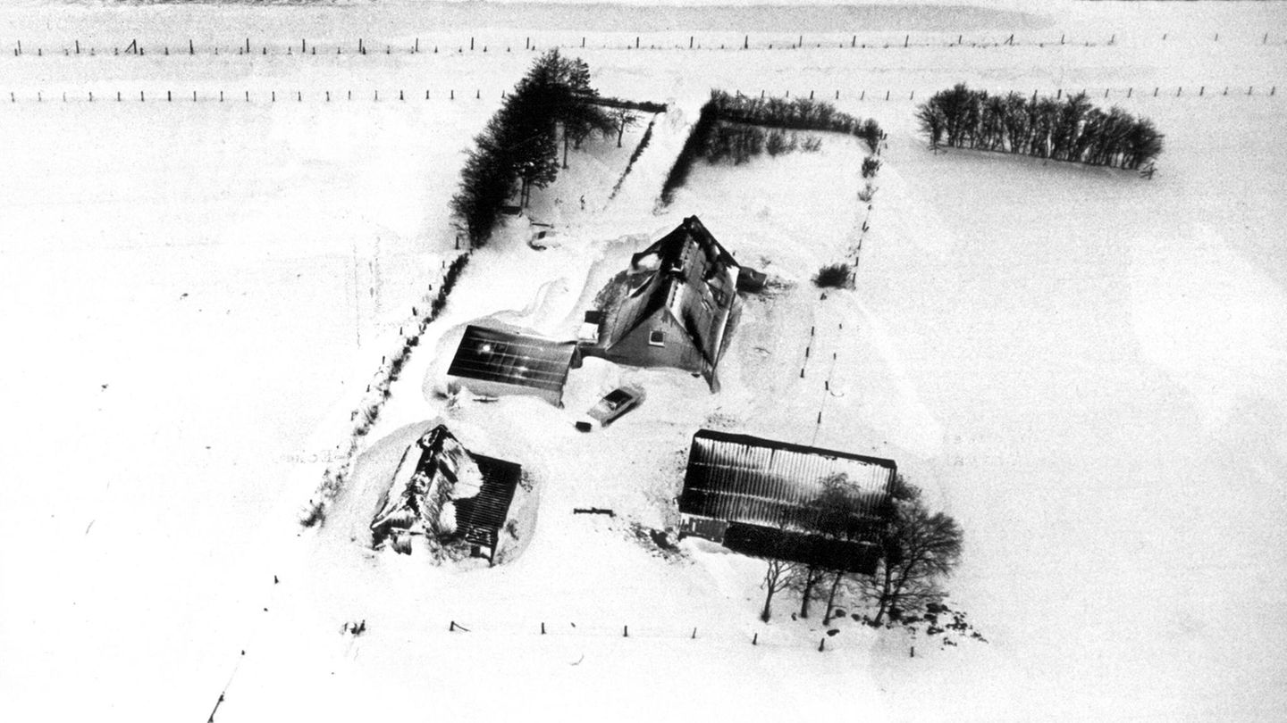 Schneekatastrophe eingeschneiter Hof aus der Lufft