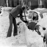 Schneekatastrophe  Mann schaufelt VW-Käfer frei