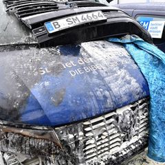 So sah einer der Busse nach dem mutmaßlichen Brandanschlag aus (Archivbild). Foto: Paul Zinken/dpa