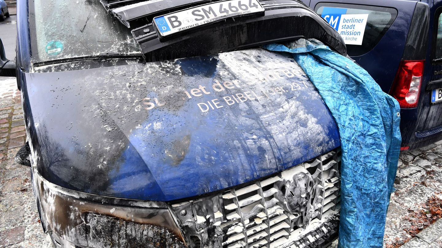 So sah einer der Busse nach dem mutmaßlichen Brandanschlag aus (Archivbild). Foto: Paul Zinken/dpa