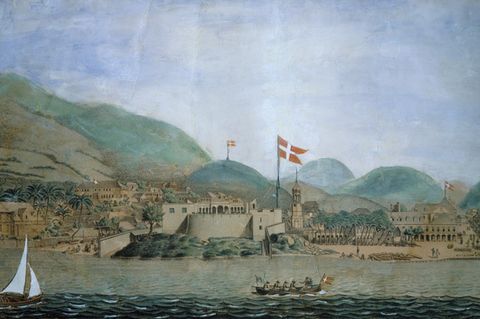 Dänische Flagge weht an Hafen