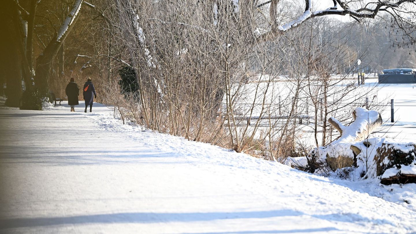Von Schnee bedeckt sind derzeit viele Gehwege in Berlin. Foto: Lilli Förter/dpa