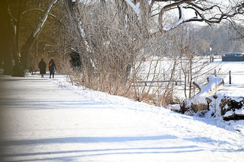 Von Schnee bedeckt sind derzeit viele Gehwege in Berlin. Foto: Lilli Förter/dpa