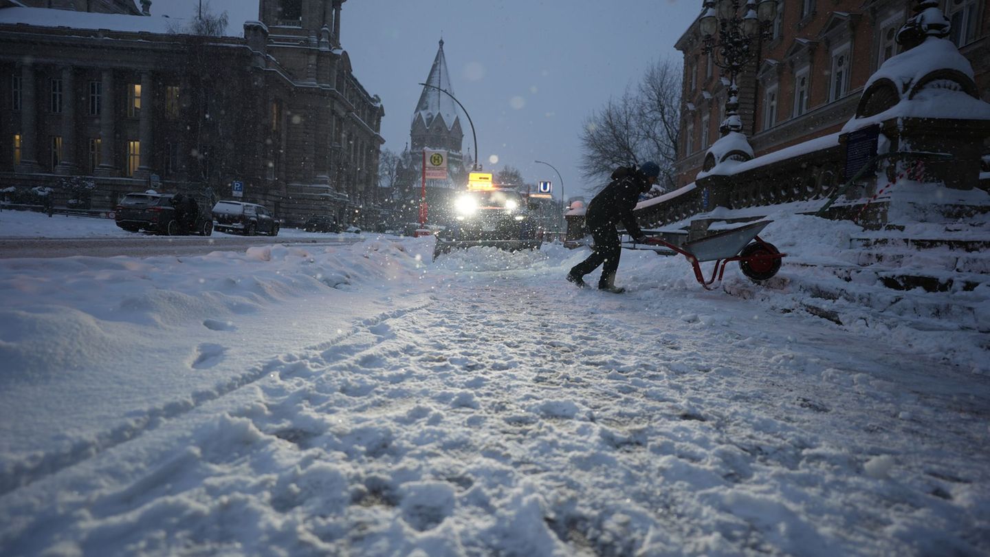 Viel Schnee in Hamburg - am Freitag kommt starker Wind zu Neuschnee dazu und deshalb dürfte es zu Schneeverwehungen kommen. Foto
