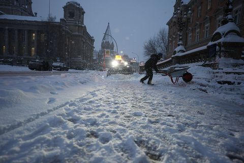 Viel Schnee in Hamburg - am Freitag kommt starker Wind zu Neuschnee dazu und deshalb dürfte es zu Schneeverwehungen kommen. Foto