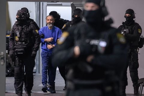 Justizbeamte führen den Angeklagten Taleb al-Abdulmohsen in den Gerichtssaal des temporären Gerichtsgebäudes vom Landgericht Mag