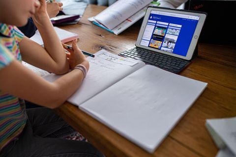 An vielen Schulen wird Distanzunterricht anbgeoten. (Symbolbild) Foto: Guido Kirchner/dpa