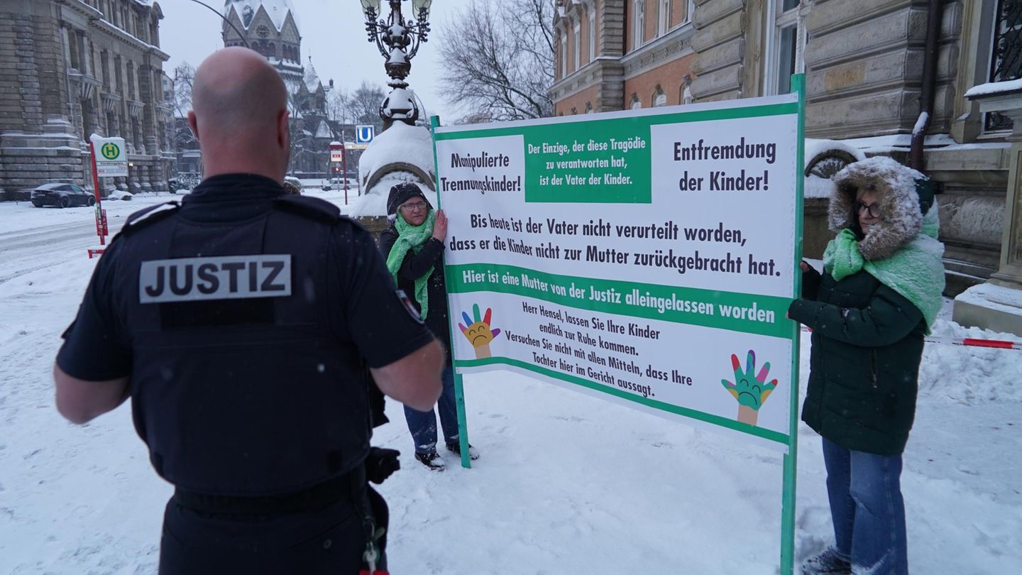 Hamburg, Deutschland. Der Block-Prozess spaltet die Öffentlichkeit. Viele sehen Christina Block zu Unrecht auf der Anklagebank – so wie diese Demonstranten, die ein aufwendig gestaltetes Transparent halten, mit dem sie Position für die Steakhaus-Erbin beziehen. Es sieht nicht gut aus für die Angeklagte, der vorgeworfen wird, die Entführung ihrer eigenen Kinder in Auftrag gegeben zu haben