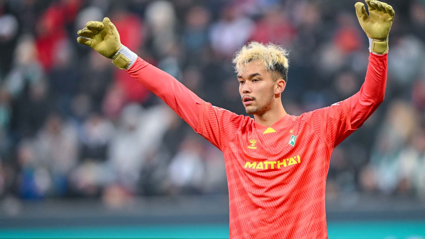 Werder hofft auf einen Einsatz von Torwart Mio Backhaus gegen Hoffenheim. (Archivbild) Foto: Harry Langer/dpa
