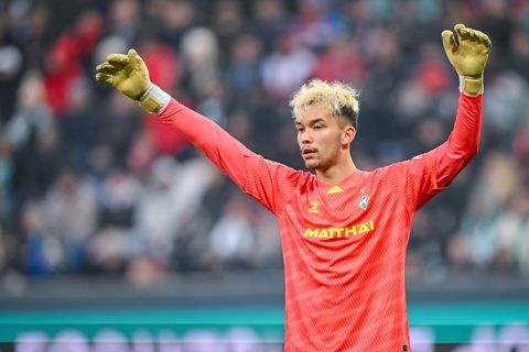 Werder hofft auf einen Einsatz von Torwart Mio Backhaus gegen Hoffenheim. (Archivbild) Foto: Harry Langer/dpa