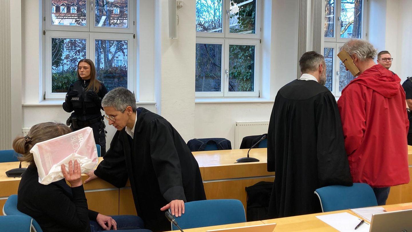 Der Prozess um eine mutmaßliche Geiselnahme einer jungen Frau am Landgericht Erfurt wird ausgesetzt, um Glaubwürdigkeitsgutachte