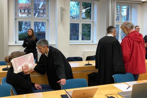 Der Prozess um eine mutmaßliche Geiselnahme einer jungen Frau am Landgericht Erfurt wird ausgesetzt, um Glaubwürdigkeitsgutachte